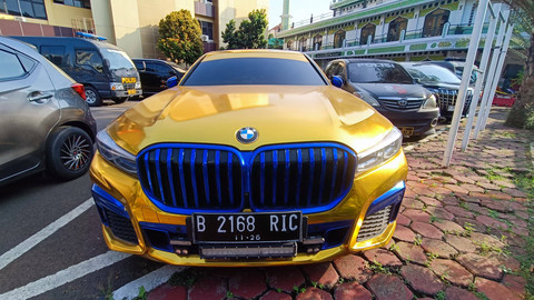 BMW milik tersangka pembunuhan remaja di sebuah hotel di Senopati, Senin (29/4/2024).  Foto: Thomas Bosco/kumparan