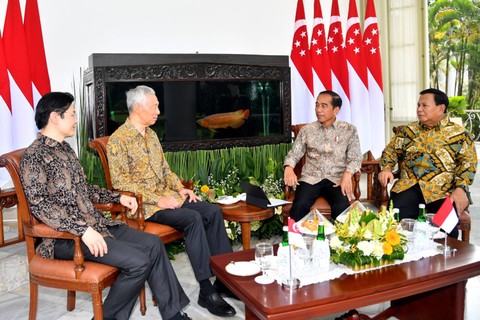 Presiden Joko Widodo dan Prabowo Subianto menggelar pertemuan bilateral dengan PM Singapura, Lee Hsien Loong yang didampingi Lawrence Wong di Istana Kepresidenan Bogor, Jawa Barat, Senin (29/4/2024). Foto: BPMI Setwapres