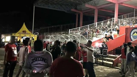 Warga Manado nobar pertandingan Semifinal Piala Asia U-23 antara TImnas Indonesia vs Uzbekiztan, di Stadion Klabat