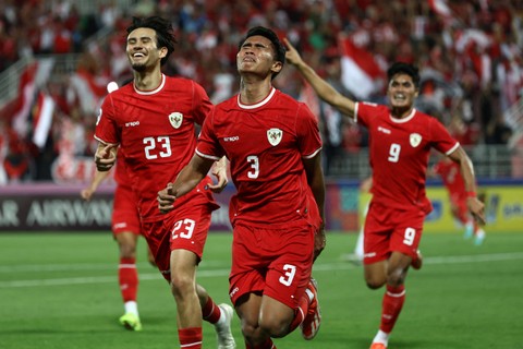 Pemain Timnas U-23 Indonesia (Nathan Tjoe-A-On, Muhammad Ferarri & Ramadhan Sananta) saat lawan Uzbekistan pada semifinal Piala Asia U-23 di Stadion Abdullah Bin Khalifa, Doha, Qatar, Senin (29/4/2024). Foto: Karim Jaafar / AFP