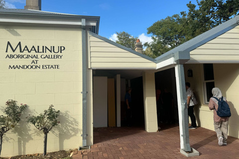 Maalinup Aboriginal Gallery di Mandoon Estate, salah satu galeri seni yang menampilkan koleksi Suku Aborigin. Foto: Gitario Vista Inasis/kumparan