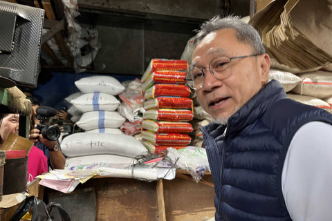 Menteri Perdagangan (Mendag) Zulkifli Hasan mengunjungi Pasar Palmerah, Jakarta Pusat pada Selasa (30/4/2024) Foto: Ghinaa Rahmatika/kumparan