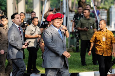 Menteri Pertahanan sekaligus Presiden terpilih Prabowo Subianto (tengah) berjalan saat menghadiri apel peringatan HUT ke-72 Kopassus di Mako Kopassus, Cijantung, Jakarta, Selasa (30/4/2024). Foto: ANTARA FOTO/Asprilla Dwi Adha