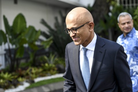CEO Microsoft Satya Nadella berjalan usai bertemu dengan Presiden Joko Widodo di Istana Kepresidenan, Jakarta, Selasa (30/4/2024). Foto: ANTARA FOTO/Hafidz Mubarak A
