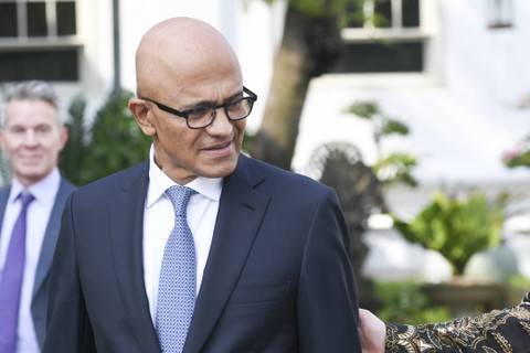 CEO Microsoft, Satya Nadella, usai bertemu dengan Presiden Joko Widodo di Istana Kepresidenan, Jakarta, Selasa (30/4/2024). Foto: ANTARA FOTO/Hafidz Mubarak A