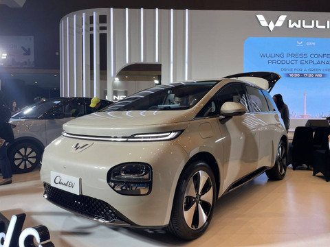 PT Wuling Motors Indonesia umumkan estimasi harga mobil listrik Wuling CloudEV di PEVS 2024, Kemayoran, Jakarta, Selasa (30/4). Foto: Sena Pratama/kumparan