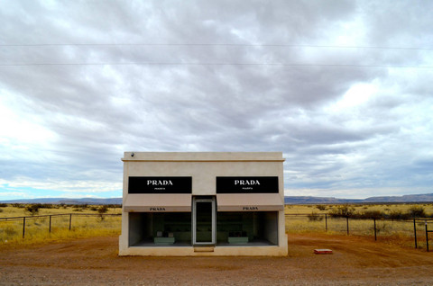 Prada butik di Marfa, Texas. Foto: Veronique DUPONT / AFP