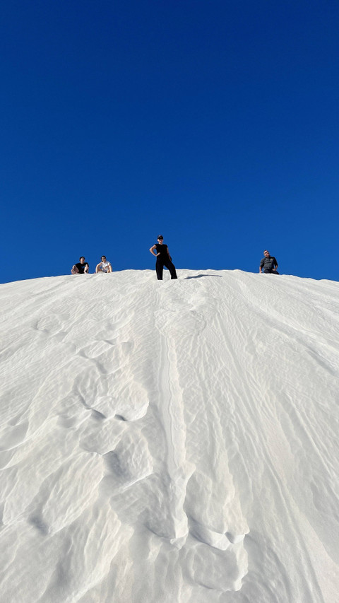 Wisatawan yang sedang berselancar di Lancelin Sand Dunes. Foto: Gitario Vista Inasis/kumparan
