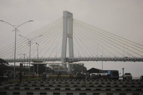 Jembatan Soekarno, salah satu ikon Kota Manado dengan latar belakang langit gelap. Foto diambil pada siang hari. (foto: febry kodongan/manadobacirita)