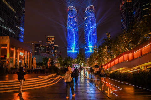 Pengunjung menyaksikan video mapping di gedung Tianfu Internasional Financial City (IFC) Twin Tower di Tianfu New Area, Chengdu, Sichuan, China, Selasa (30/4/2024).  Foto: Galih Pradipta/ANTARA FOTO