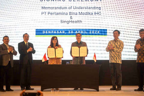 Direktur Utama IHC drg Mira Dyah Wahyuni (ketiga kiri) menunjukkan nota kesepahaman terkait layanan kesehatan dengan Group CEO SingHealth, Ng Wai Hoe (ketiga kanan) disaksikan Menteri Kesehatan Singapura, Ong Ye Kung (kedua kanan) di Sanur, Denpasar, Bali, Selasa (30/4/2024). Foto: Dok. Pertamina