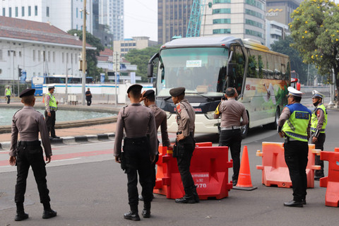Sejumlah anggota polisi menjaga kawasan Patung Kuda Monas jelang aksi May Day, Kamis (1/5/2024). Foto: Iqbal Firdaus/kumparan