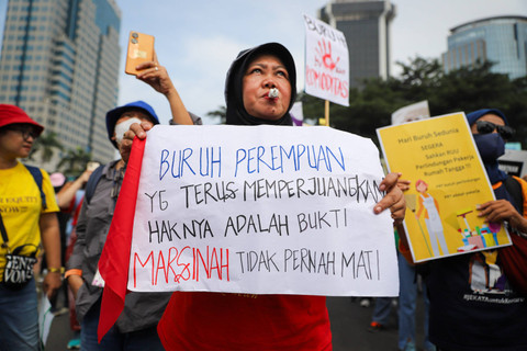 Sejumlah massa pekerja perempuan berbaris dalam aksi unjuk rasa pada Hari Buruh 'May Day' di Jakarta, Rabu (1/5/2024). Foto: Iqbal Firdaus/kumparan