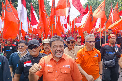 Rombongan massa buruh dipimipin Said Iqbal melakukan long march dari depan Kantor Balai Kota ke Patung Kuda, Rabu (1/5/20240). Foto: Thomas Bosco/kumparan