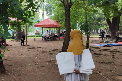 Para penjual tikar di tengah demo buruh di sekitar Patung Kuda, Jakarta Pusat, Rabu (1/5/2024). Foto: Rachmadi Rasyad/kumparan