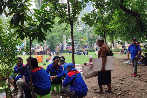 Para penjual tikar di tengah demo buruh di sekitar Patung Kuda, Jakarta Pusat, Rabu (1/5/2024). Foto: Rachmadi Rasyad/kumparan