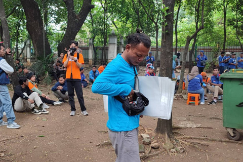 Para penjual tikar di tengah demo buruh di sekitar Patung Kuda, Jakarta Pusat, Rabu (1/5/2024). Foto: Rachmadi Rasyad/kumparan