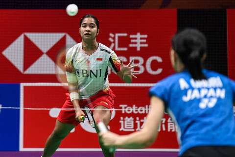 Pebulu tangkis tunggal putri Indonesia Ester Nurumi Tri Wardoyo mengembalikan kok ke arah pebulu tangkis tunggal putri Jepang Aya Ohori dalam babak kualifikasi grup Piala Uber 2024 di Chengdu Hi Tech Zone Sports Center Gymnasium, Chengdu (1/5/2024) Foto: Galih Pradipta/ANTARA FOTO