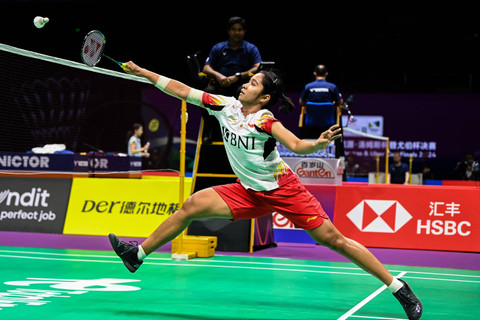 Pebulu tangkis tunggal putri Indonesia Ester Nurumi Tri Wardoyo mengembalikan kok ke arah pebulu tangkis tunggal putri Jepang Aya Ohori dalam babak kualifikasi grup Piala Uber 2024 di Chengdu Hi Tech Zone Sports Center Gymnasium, Chengdu (1/5/2024) Foto: Galih Pradipta/ANTARA FOTO