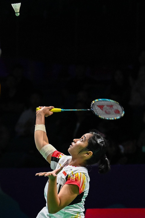 Pebulu tangkis tunggal putri Indonesia Ester Nurumi Tri Wardoyo mengembalikan kok ke arah pebulu tangkis tunggal putri Jepang Aya Ohori dalam babak kualifikasi grup Piala Uber 2024 di Chengdu Hi Tech Zone Sports Center Gymnasium, Chengdu (1/5/2024) Foto: Galih Pradipta/ANTARA FOTO