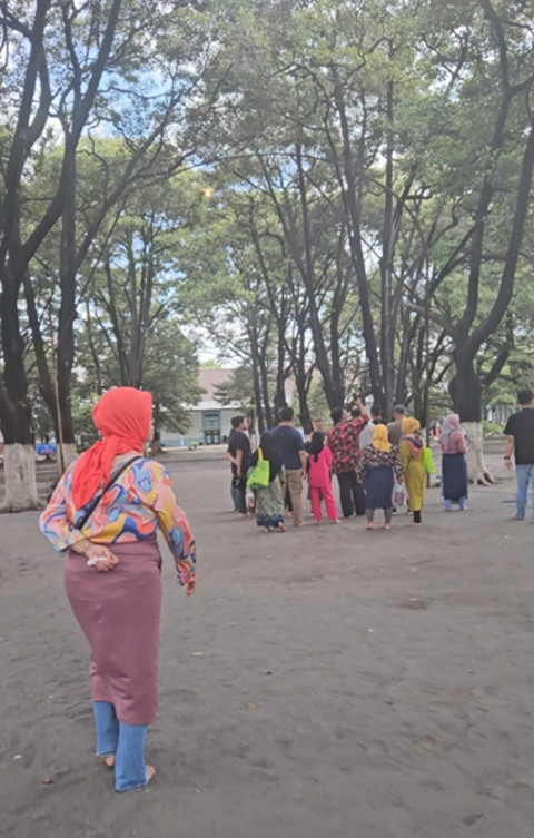 Pengunjung harus membuka sendal dan memakai kain di Pelataran Keraton. Sumber: dokumentasi pribadi.