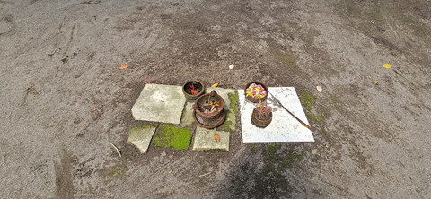 Sesajen dalam bentuk kembang warna warni dan dupa. Sumber: dokumentasi pribadi.
