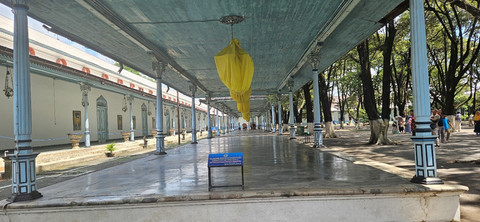 Bangsal di Pelataran Keraton Surakarta. Sumber: Dokumentasi Pribadi.