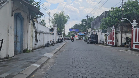 Jalan di sekeliling keraton. Sumber: dokumentasi pribadi.