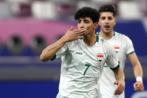 Penyerang Irak Ali Jasim merayakan gol pertama timnya pada pertandingan perempat final Piala Asia U23 AFC Qatar 2024 antara Irak dan Vietnam di Stadion Al-Janoub di Doha (26/4/2024). Foto: Karim Jaafar / AFP
