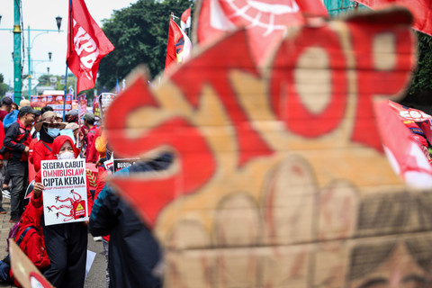 Peserta aksi demo buruh memadati kawasan Bundaran HI Jakarta untuk memperingati Hari Buruh Sedunia atau May Day, Rabu (1/5/2024). Foto: Iqbal Firdaus/kumparan