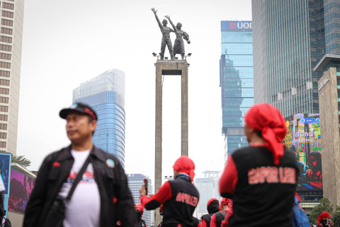 Peserta aksi demo buruh memadati kawasan Bundaran HI, Jakarta untuk memperingati Hari Buruh Sedunia atau May Day, Rabu (1/5/2024). Foto: Iqbal Firdaus/kumparan