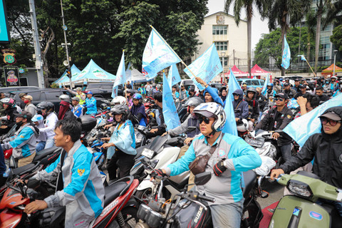 Peserta aksi demo buruh memadati kawasan Bundaran HI, Jakarta untuk memperingati Hari Buruh Sedunia atau May Day, Rabu (1/5/2024). Foto: Iqbal Firdaus/kumparan
