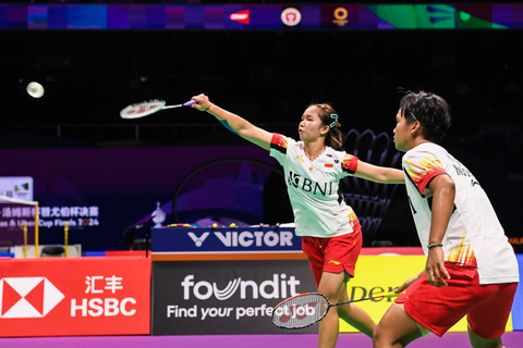 Pebulu tangkis ganda putri Indonesia Rachel Allessya Rose dan Meilysa Trias Puspitasari mengembalikan kok ke arah pebulu tangkis ganda putri Jepang Rena Miyaura dan Ayako Sakuramoto di Chengdu Hi Tech Zone Sports... </div>
<div class=
