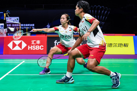 Pebulu tangkis ganda putri Indonesia Rachel Allessya Rose dan Meilysa Trias Puspitasari mengembalikan kok ke arah pebulu tangkis ganda putri Jepang Rena Miyaura dan Ayako Sakuramoto di Chengdu Hi Tech Zone Sports Center Gymnasium, China (1/5/2024). Foto: Galih Pradipta/ANTARA FOTO