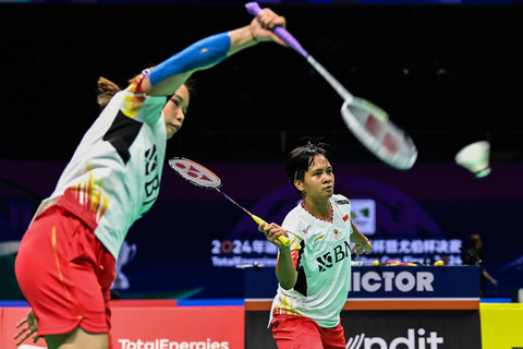 Pebulu tangkis ganda putri Indonesia Rachel Allessya Rose dan Meilysa Trias Puspitasari mengembalikan kok ke arah pebulu tangkis ganda putri Jepang Rena Miyaura dan Ayako Sakuramoto di Chengdu Hi Tech Zone Sports Center Gymnasium, China (1/5/2024). Foto: Galih Pradipta/ANTARA FOTO