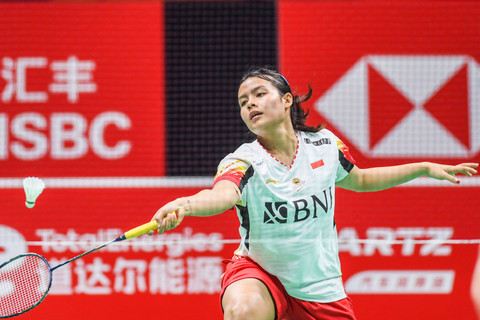 Pebulu tangkis tunggal putri Indonesia Komang Ayu Cahya Dewi mengembalikan kok ke lawan pebulu tangkis tunggal putri Jepang Tomoka Miyazaki dalam Piala Uber 2024 di Chengdu Hi Tech Zone Sports Center Gymnasium, Chengdu, China (1/5/2024). Foto: Galih Pradipta/ANTARA FOTO