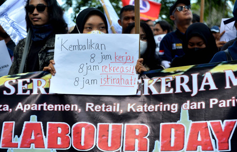 Peserta aksi yang tergabung dalam Aliansi Perjuangan Rakyat Bali mengikuti unjuk rasa peringatan Hari Buruh Internasional atau May Day 2024 di kawasan Renon, Denpasar, Bali, Rabu (1/5/2024). Foto: Fikri Yusuf/ANTARA FOTO