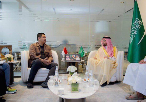 Menpora RI, Dito Ariotedjo, temui Wakil Menpora Arab Saudi, H.E. Bader Alkadi, saat kunjungan kerja ke Arab Saudi, Rabu (1/5/2024). Foto: Kemenpora RI