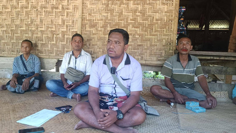 Kepala Desa Umamanu, Roldias Rongga Lapu di kediaman keluarga anak penyandang disabilitas Cerebral Palsy, Juliano Ngail Mbiliyora (3), Kecamatan Lewa Tidahu, Kabupaten Sumba Timur, NTT, Rabu (1/5/2024). Foto: Fadlan Nuril Fahmi/kumparan