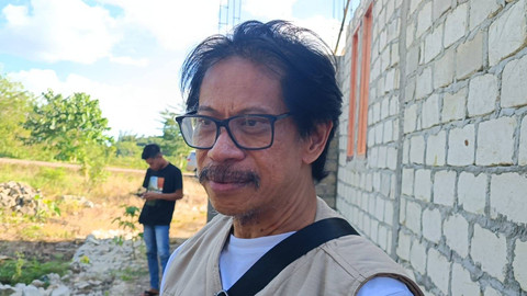 Psikiater RSUD DR. WZ Johannes Kupang, dr. Dickson Legoh, SpKJ saat mengunjungi penyandang disabilitas ODGJ, Yuliana (69) di kawasan Desa Tanarara, Kecamatan Lewa, Kabupaten Sumba Timur, NTT, Rabu (1/5/2024). Foto: Fadlan Nuril Fahmi/kumparan