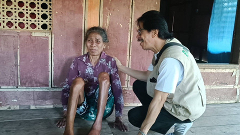 Psikiater RSUD DR. WZ Johannes Kupang, dr. Dickson Legoh, SpKJ saat mengunjungi penyandang disabilitas ODGJ, Yuliana (69) di kawasan Desa Tanarara, Kecamatan Lewa, Kabupaten Sumba Timur, NTT, Rabu (1/5/2024). Foto: Fadlan Nuril Fahmi/kumparan