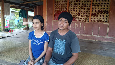 Keluarga dari penyandang disabilitas ODGJ Yuliana (69), Nanang Punto Adi Wibowo (45) dan Syania Kartika Wibowo (18) di kediamannya, Desa Tanarara, Kecamatan Lewa, Kabupaten Sumba Timur, NTT, Rabu (1/5/2024). Foto: Fadlan Nuril Fahmi/kumparan