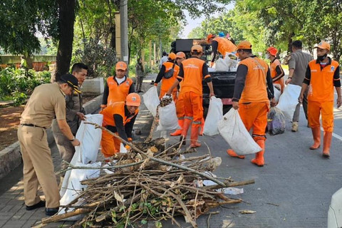 Petugas gabungan Kecamatan Grogol Petamburan melakukan bersih-bersih pada Ruang Terbuka Hijau (RTH) Jalan Tubagus Angke, Senin (29/4/2024). Foto: Instagram/@kotajakartabarat