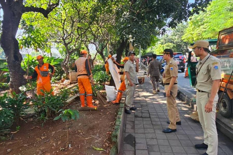 Petugas gabungan Kecamatan Grogol Petamburan melakukan bersih-bersih pada Ruang Terbuka Hijau (RTH) Jalan Tubagus Angke, Senin (29/4/2024). Foto: Instagram/@kotajakartabarat