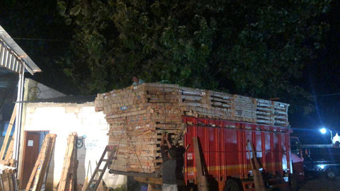 Proses Industri mebel furniture Jepara dari Natural Wood yang memproduksi furniture kafe dan restoran.