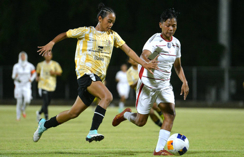 Pemain Timnas Wanita Indonesia U-17 Mayzura Yusuf (kiri) berebut bola dengan pemain Arema Women Ratri Cahyawati saat pertandingan uji coba di Stadion I Gusti Ngurah Rai, Denpasar, Bali, Rabu (1/5/2024). Foto: Fikri Yusuf/ANTARA FOTO