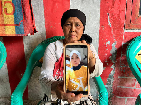 Sopiyah (56), ibu Masiroh, saat menunjukan foto anaknya. Foto: kumparan
