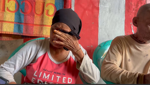 Sopiyah (56), ibu Masiroh, saat menunjukan foto anaknya. Foto: kumparan