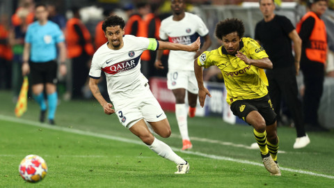 Duel Marquinhos dengan Karim Adeyemi saat laga Borussia Dortmund vs Paris Saint-Germain (PSG) dalam semifinal leg pertama Liga Champions 2023/24 di Stadion Signal Iduna Park pada Kamis (2/5) dini hari WIB. Foto: REUTERS/Leon Kuegeler