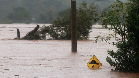 Hujan deras menyebabkan banjir maut di Brasil.  Foto: Diego Vara/Reuters
